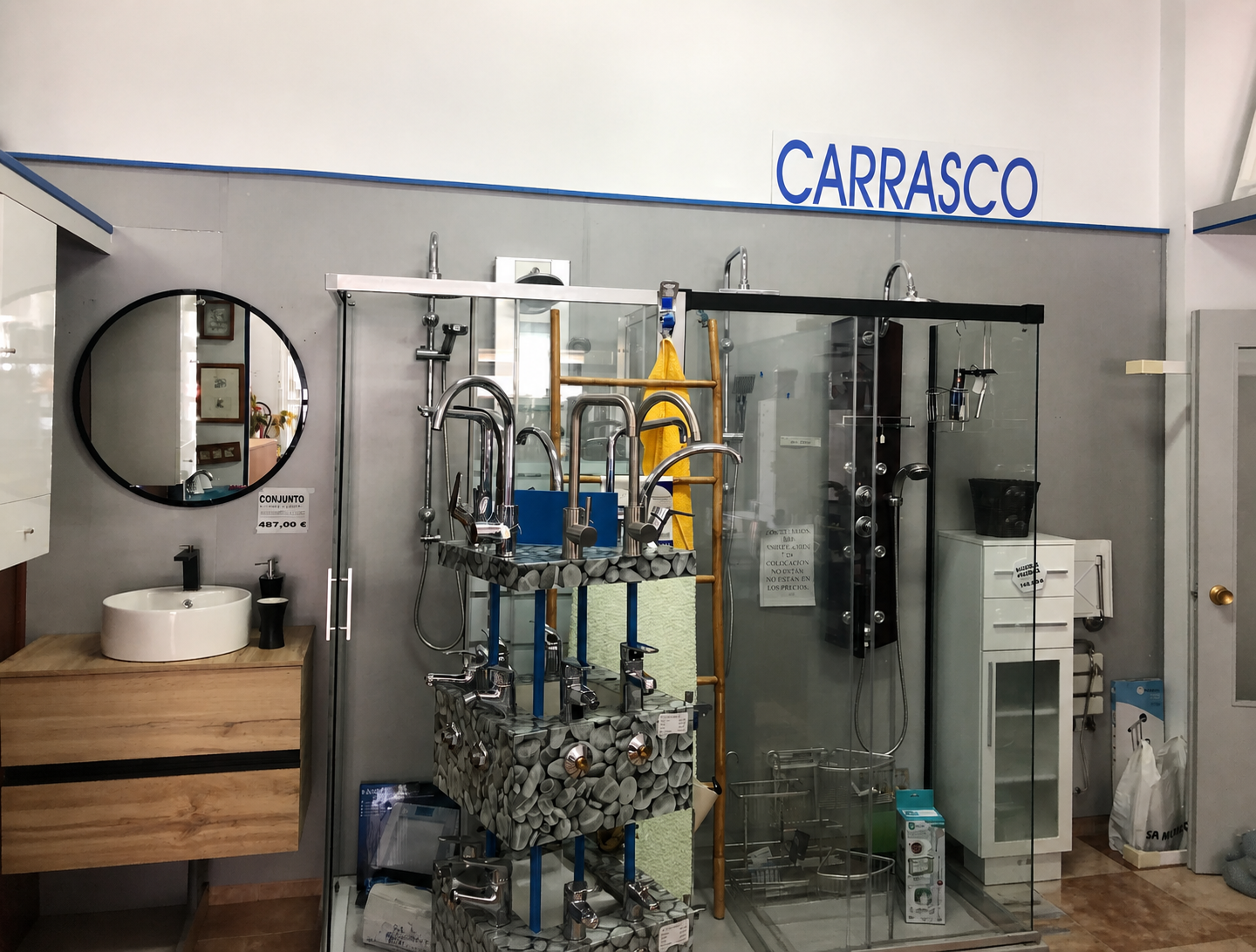 Exposición real de la tienda de Fontanería Carrasco